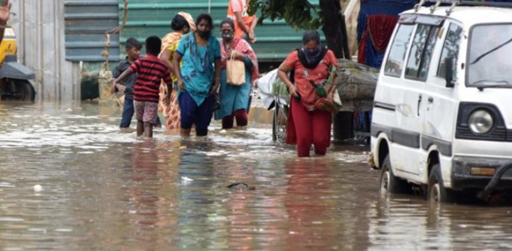 Flash floods in northern India cause the capital New Delhi to be in short supply