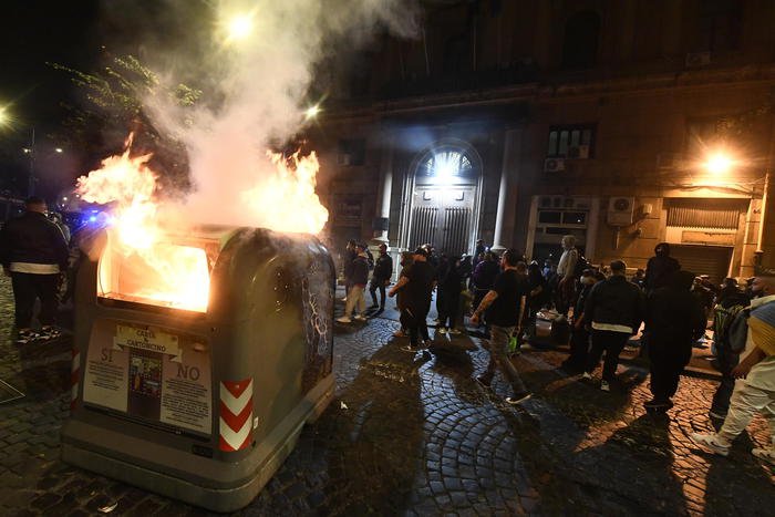 A melee in Italy late at night: Hundreds of demonstrators shoot fireworks, police strike back with smoke bombs
