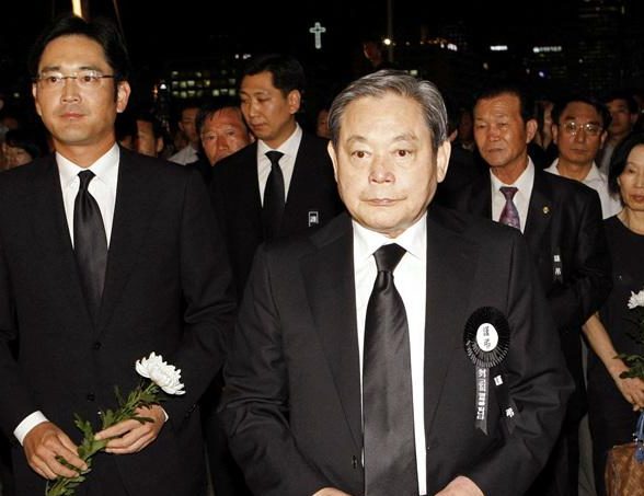 Samsung Group President Moon Jae-in mourns the death of his successor faces multiple challenges