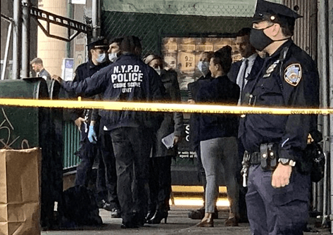 Chinese Canadian Man shot his wife twice with a knife on the streets of Manhattan