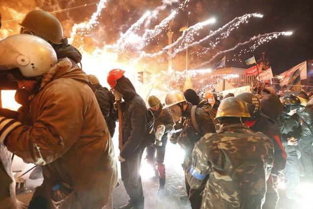 Fire is everywhere! Italian far-rights protested the government blockade and used fireworks to bombard riot police