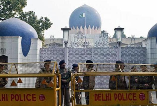 An Indian soldier outside the Pakistani embassy in India suddenly shot himself