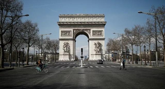 Under high alert the Arc de Triomphe in Paris was threatened by a bomb and the police found a bag full of ammunition