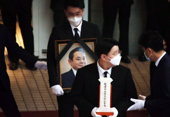 Samsung will grow up at the funeral site: hearse drove past a large number of employees to see off