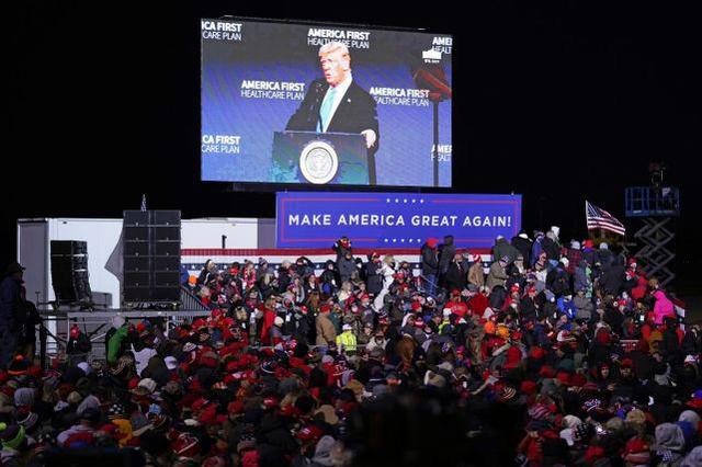Hundreds of spectators freeze after Trump campaign rally 7 people were taken away by ambulance