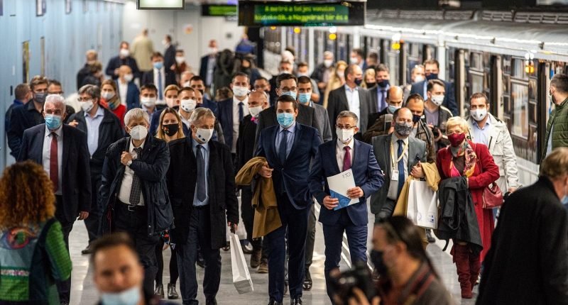 Hungary has made supplement provisions to the current "mask order": people must wear masks when participating in outdoor public activities from the 23rd