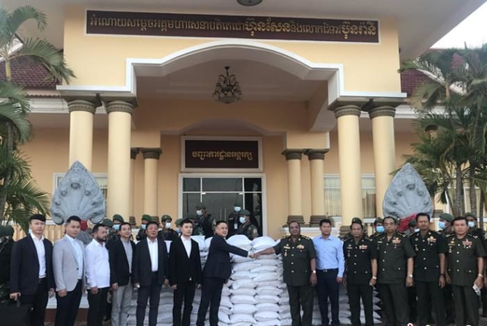 The commander of the Royal Cambodian Guard praised Cantonese businessmen in Cambodia to help the audience.