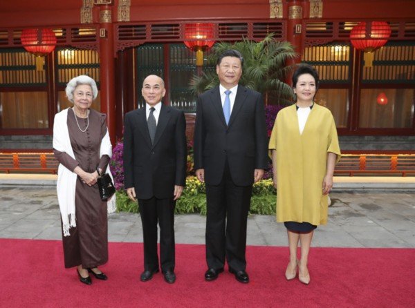 Xi Jinping and his wife met King Sihamoni of Cambodia and Queen Mother Monineath