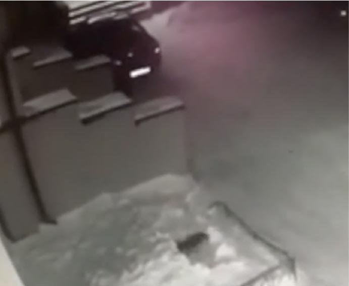 A Russian girl fell into a snowdrift from the fourth floor and calmly got up and went home