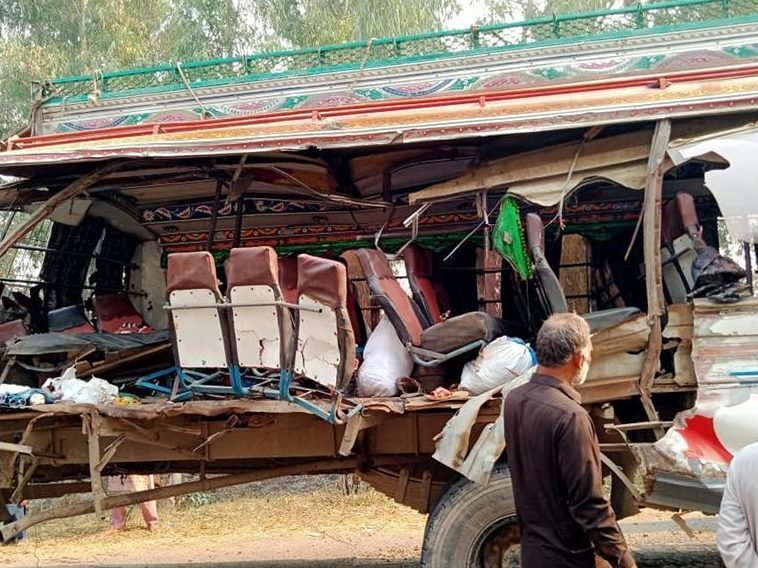 8 dead and 20 injured in two car collisions in Pakistan