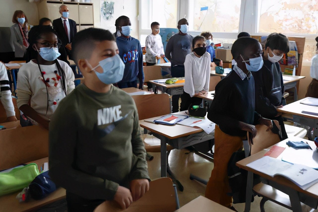 French police arrested four elementary school students at the age of ten because they refused to remain silent and threatened to cut off the teacher's head.