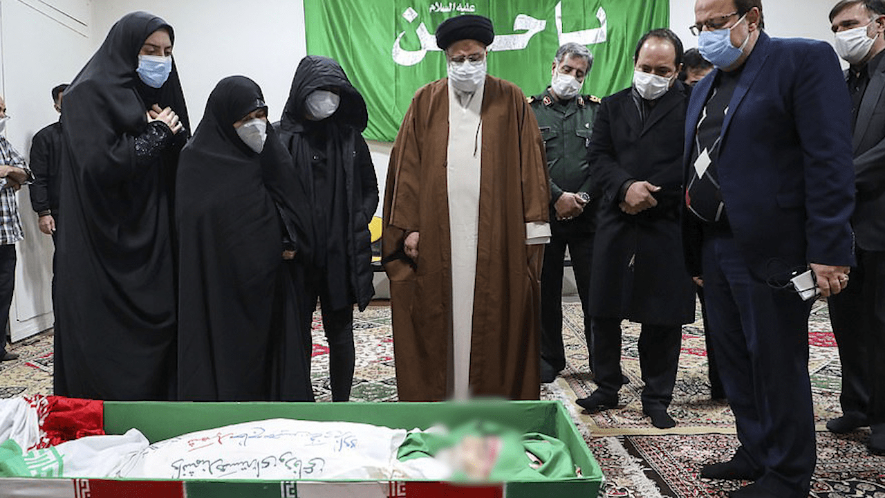 Iranian nuclear scientist killed: the coffin covered the flag, the people pray for the first time for the widow