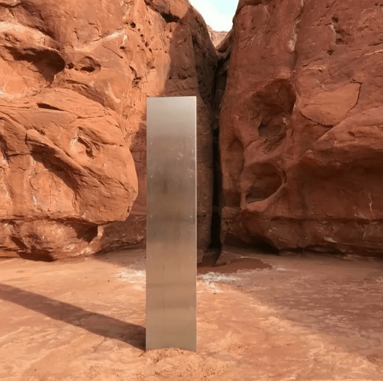 The mysterious metal boulder in Utah suddenly mysteriously disappeared.