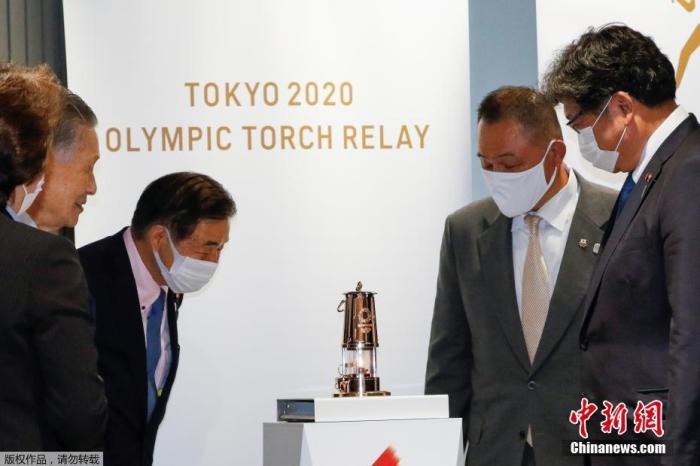 Japanese Prime Minister Yoshihide Suga meets with the President of the International Olympic Committee, determined to host the Olympics in 2021