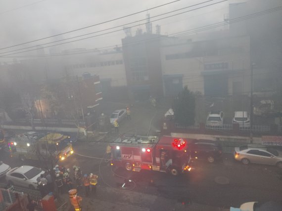 A fire in a cosmetics factory in South Korea: 3 dead and 6 injured, black smoke filled the scene