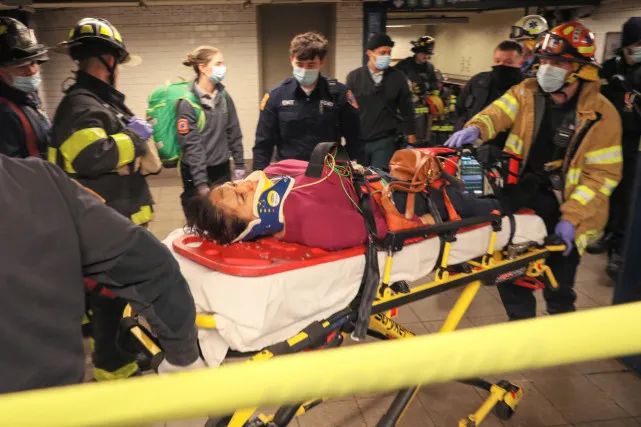 New York subway: a woman was pushed off the platform and miraculously survived under the bus.