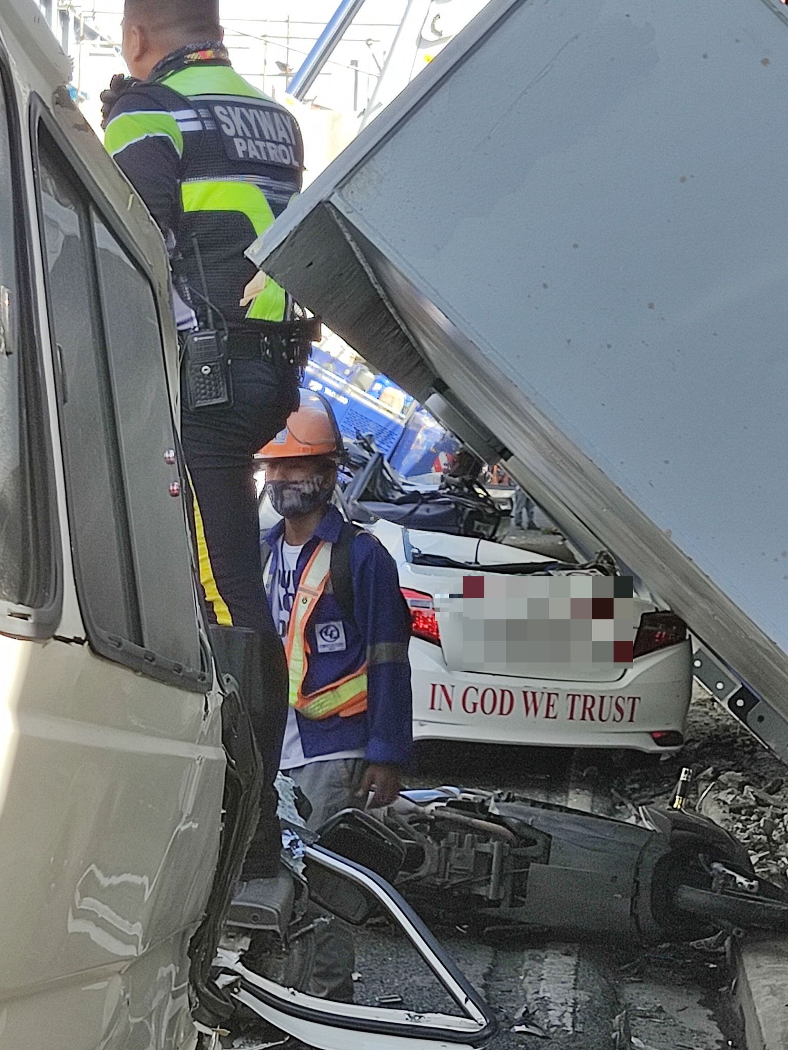 Breaking Steel beam of a viaduct expansion project in Philippines suddenly fell, killing at least one and injuring three others.