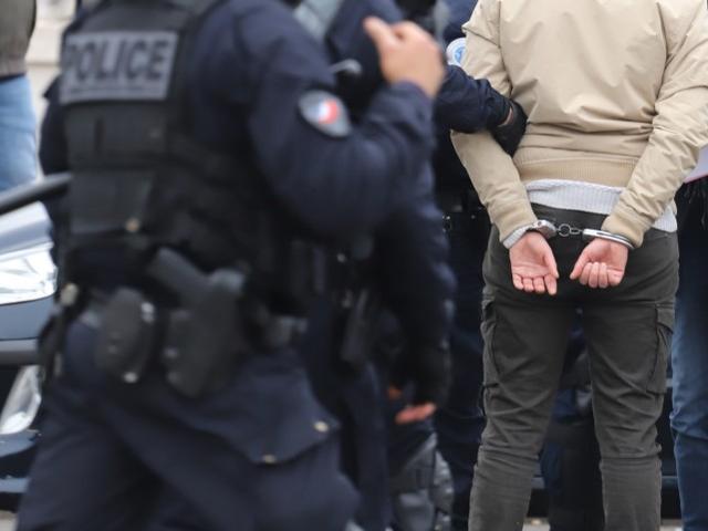 Graffiti threatened to behead the district chief to massacre teachers and students. Two boys were sentenced to two years in prison in France