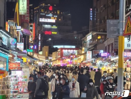A mass infection of 4 female employees and 2 customers diagnosed in a nightclub in South Korea