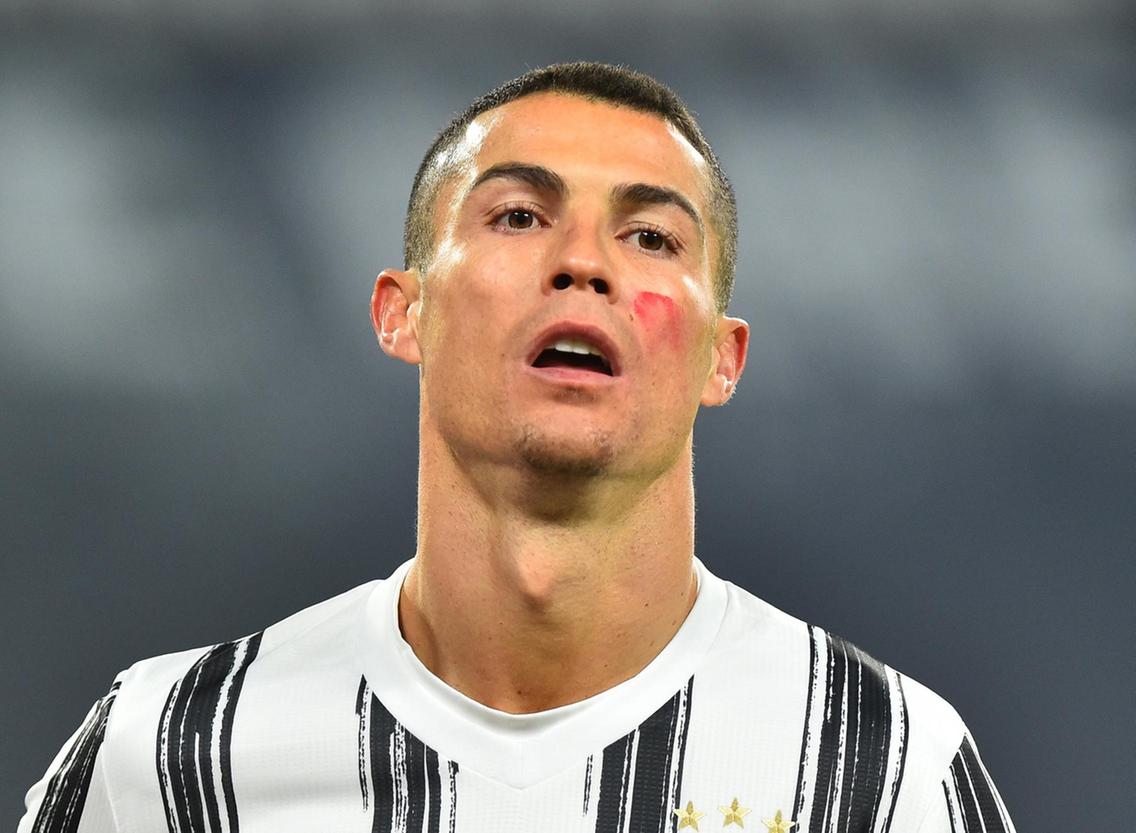 Cristiano Ronaldo and other players put lipstick on their faces to "show red cards" for domestic violence