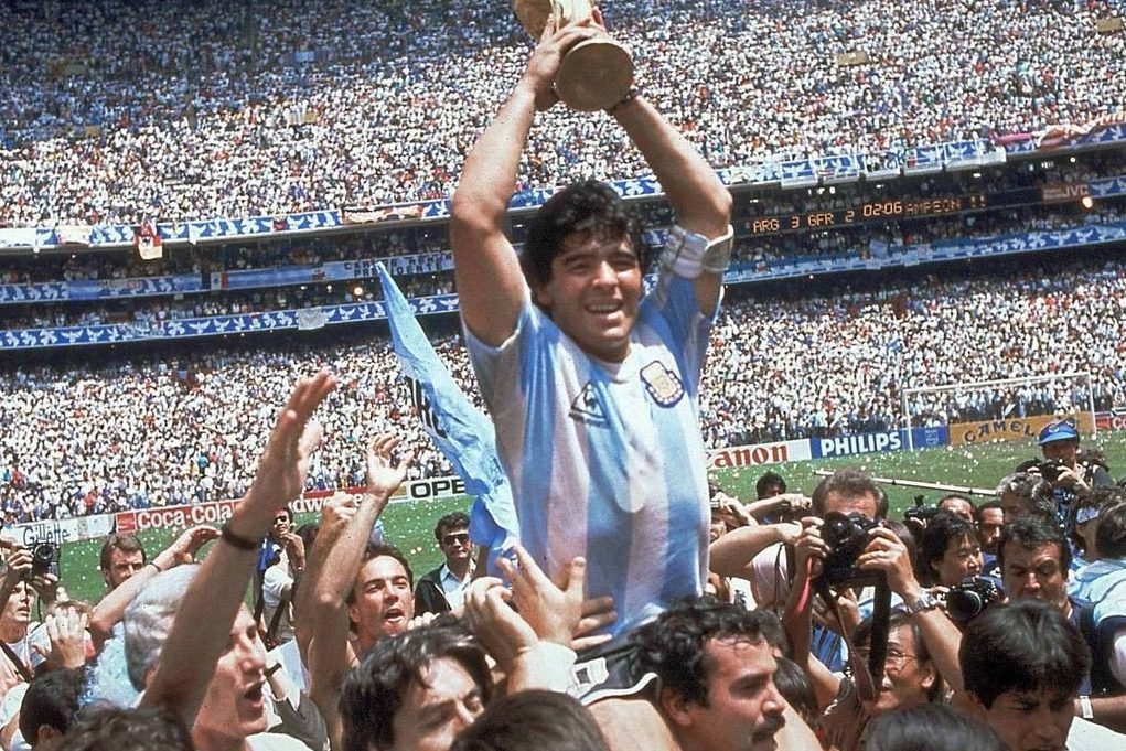 Maradona was buried with his parents, and millions of fans sent off someone crying and kneeling