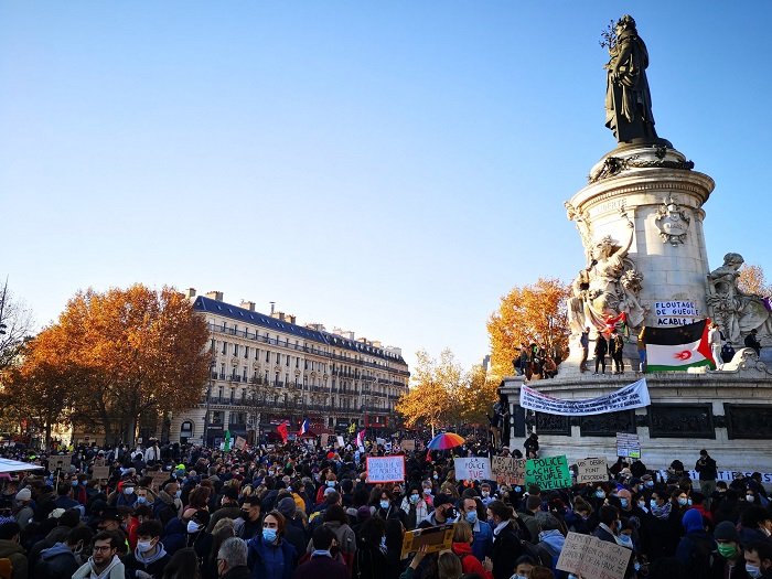 Protests broke out in many places in France against the "Comprehensive Security Act" bill