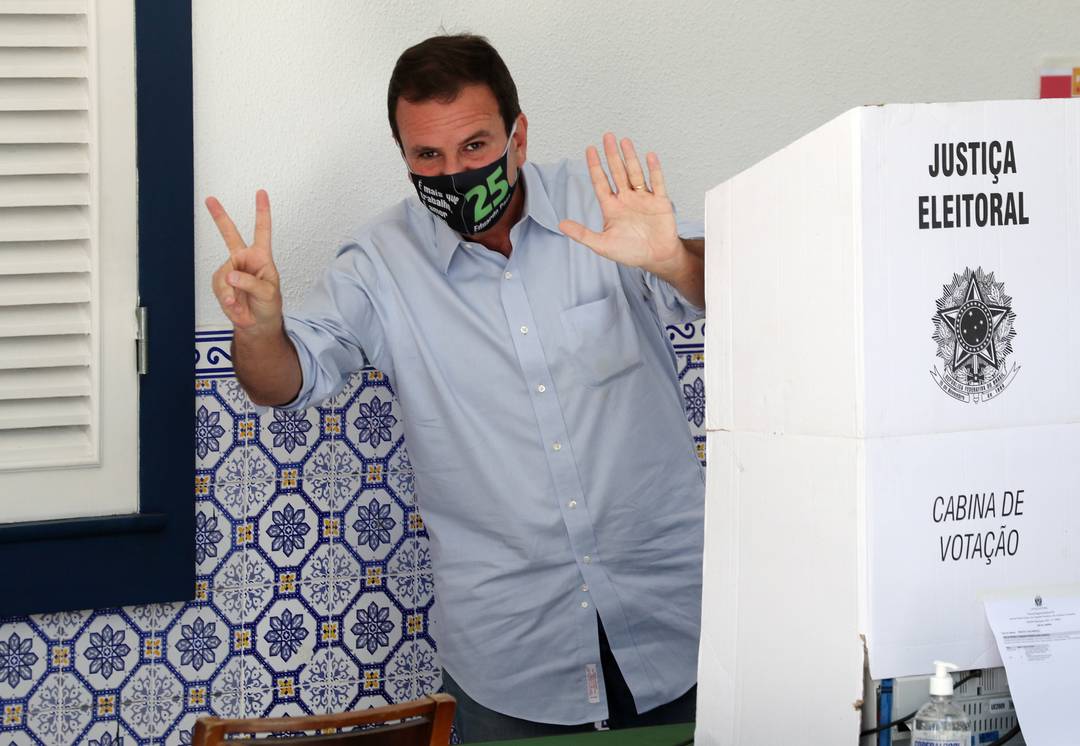 Brazil holds the second round of municipal elections, voters wear masks to enter polling stations