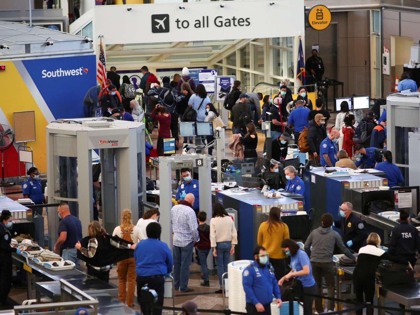 More than 8 million Americans travel by plane during the holiday. Fauci: The epidemic may break out one after another.