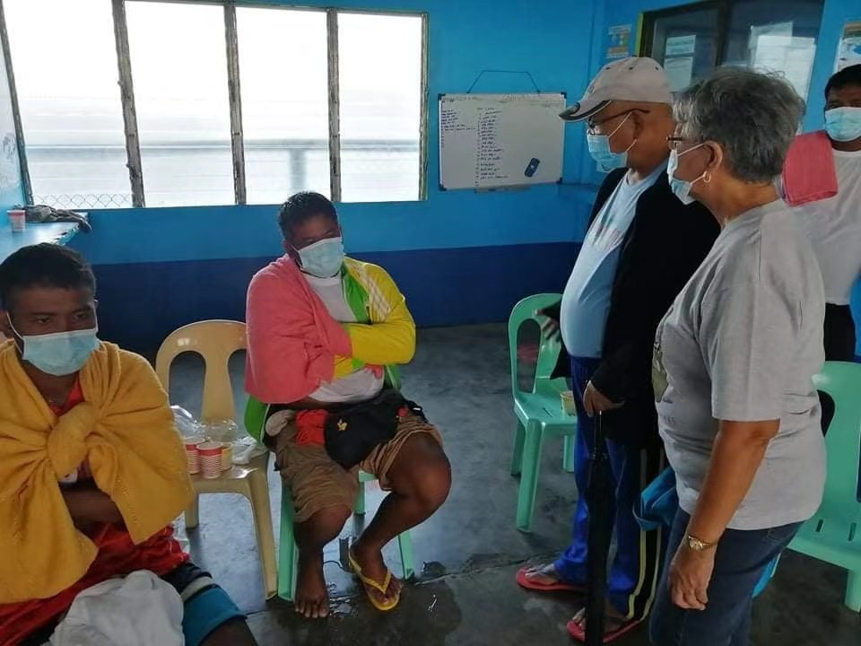 A motor boat capsizes in the waters off Quezon Province, Philippines, 1 dead and 22 injured