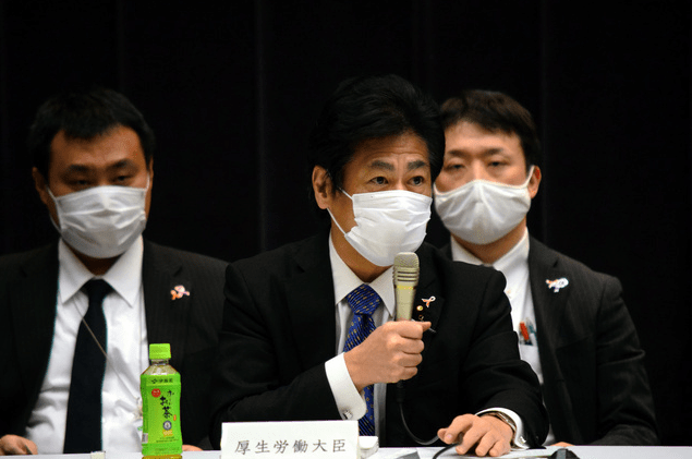 Japan offers food and drink masks. The government urges the public: wear them when eating!