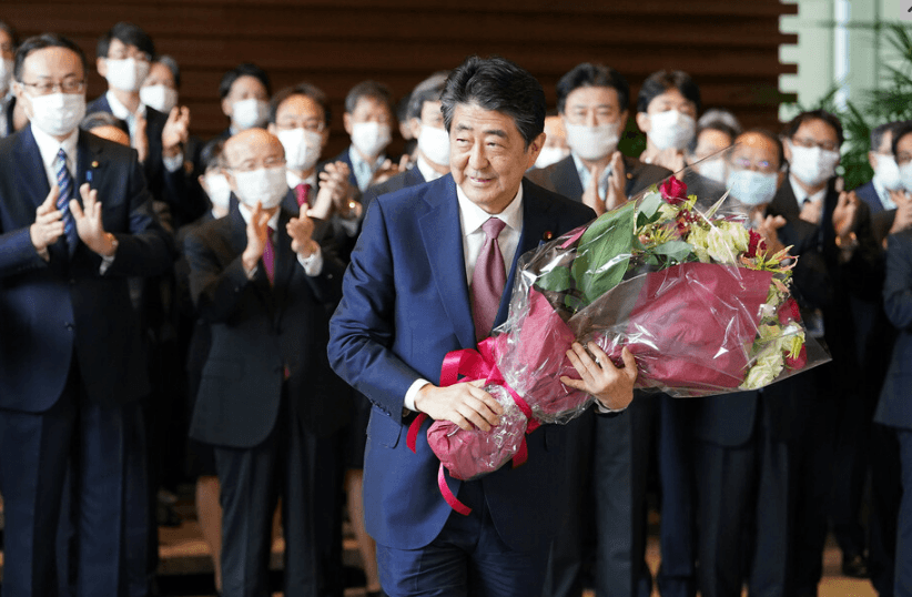 Abe returned to his hometown with his wife for the first time after his resignation, the head of the local government led hundreds of people to greet him