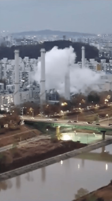 Burst! A fire broke out in a thermal power plant in Seoul, South Korea: white smoke billowed from a huge explosion