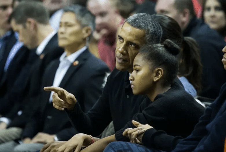 Obama revealed that he had taken the initiative to be the "coach" of his daughter's basketball team, but he had no choice but to quit after being complained by his parents.
