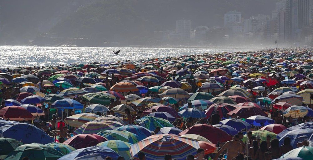 Nearly 300 people wait for an intensive care bed every day. Rio de Janeiro, Brazil, tightens epidemic prevention measures.