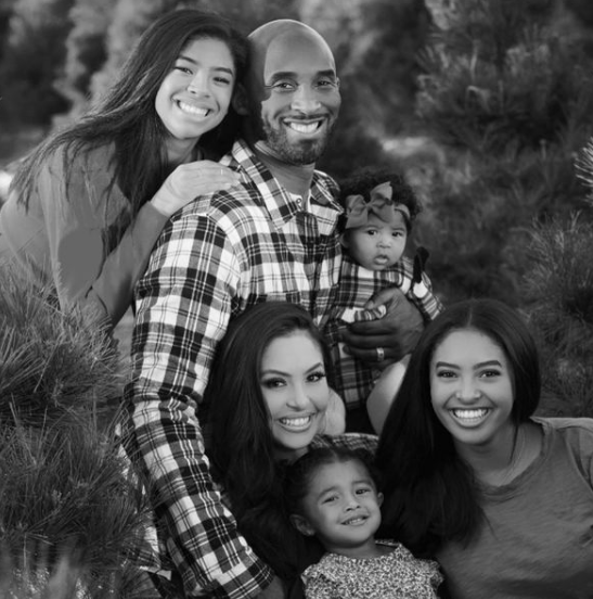 image 1202 Kobe's wife posted a black-and-white family photo on Christmas with the caption "Never Separation"