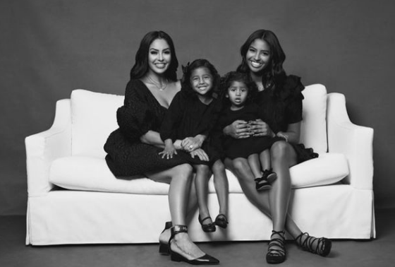 Kobe's wife posted a black-and-white family photo on Christmas with the caption "Never Separation"