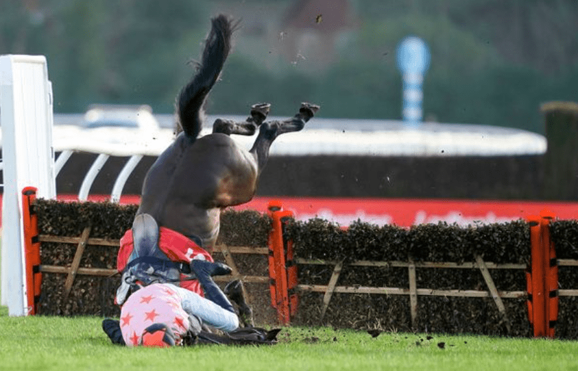 There will be chaos in a race in Britain. Two horses collided and fell out of the fence.