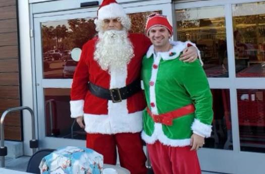 Two plainclothes policemen dressed as Santa Claus and elves arrested the suspect of car theft.