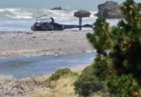 A helicopter with six people on board crashed near Kekula, South Island, New Zealand, seriously injuring at least three people.