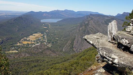 Australian woman climbed over the railing to take photos and fell from an 80-meter cliff and died.