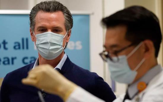 California experienced the "most serious" epidemic in the United States. The governor rushed to buy 5,000 shroud bags.