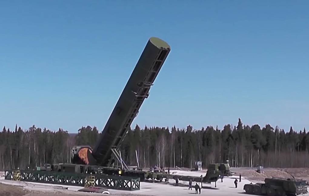 The Russian army deployed three "RS-24 Yars" intercontinental ballistic missile regiments in Siberia.