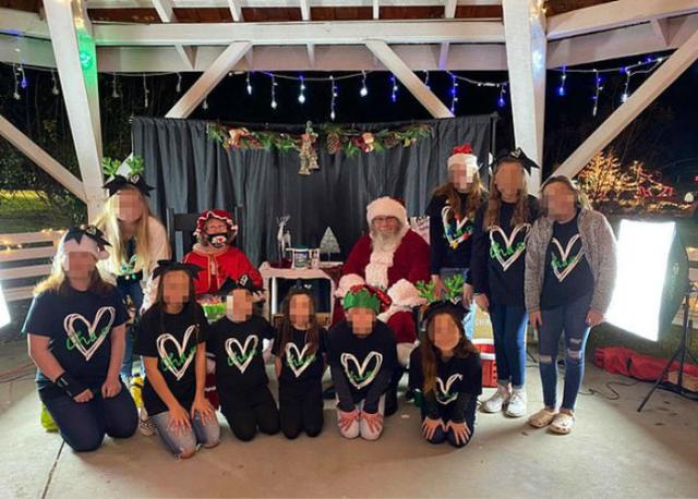 50 U.S. children pose for photos with "Santa Claus" for fear of contracting Coronavirus