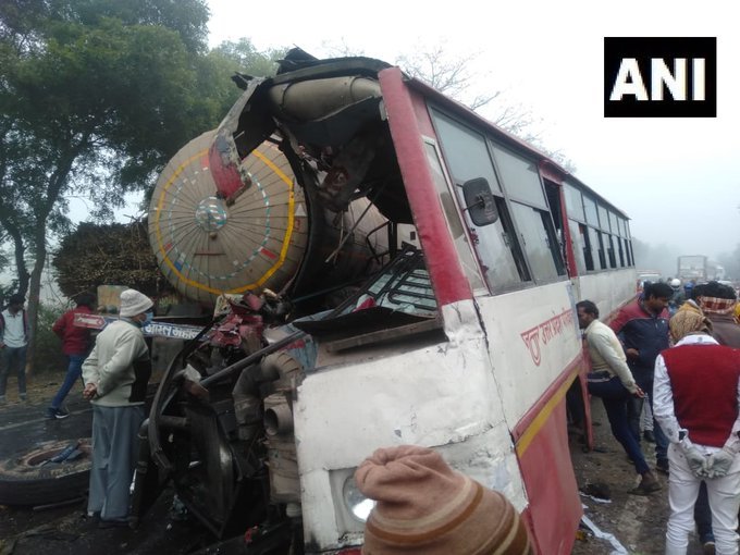 Heavy fog in Uttar Pradesh, India, caused a traffic accident, killing 7 people and injuring 25.