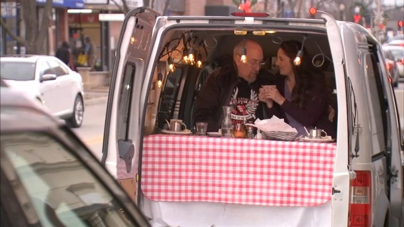 Experience eating out under the epidemic. American couple turned the van into a restaurant.