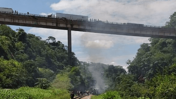 After the crash of a Brazilian bus, the driver abandoned the car and fled. The body fell from a high altitude, killing 16 people and injuring 27