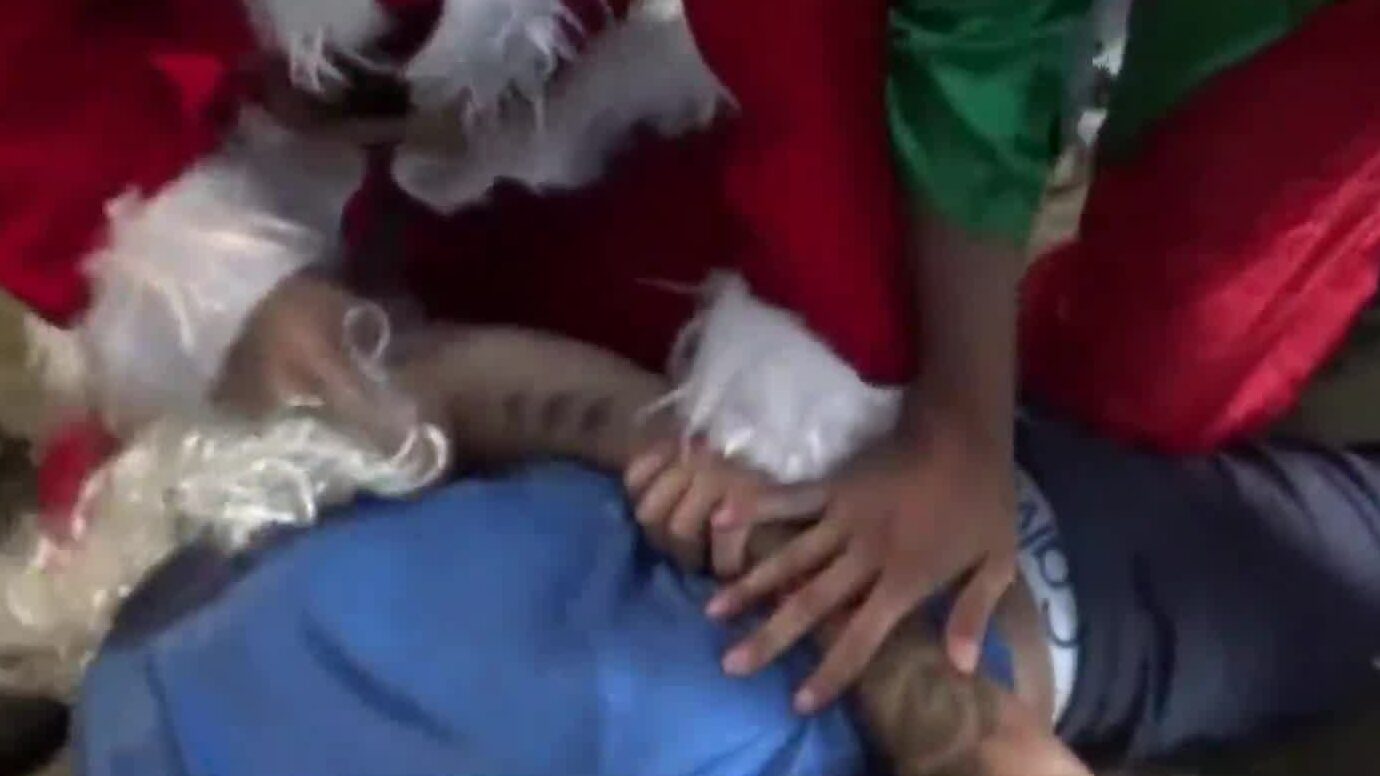 Peruvian police disguised as Santa Claus and elfs raided and arrested drug dealers.