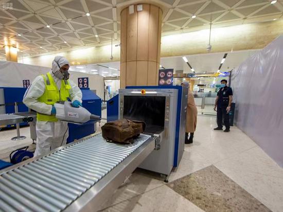 In response to the new variant of the novel coronavirus, Saudi Arabia suspends all international civil aviation flights.
