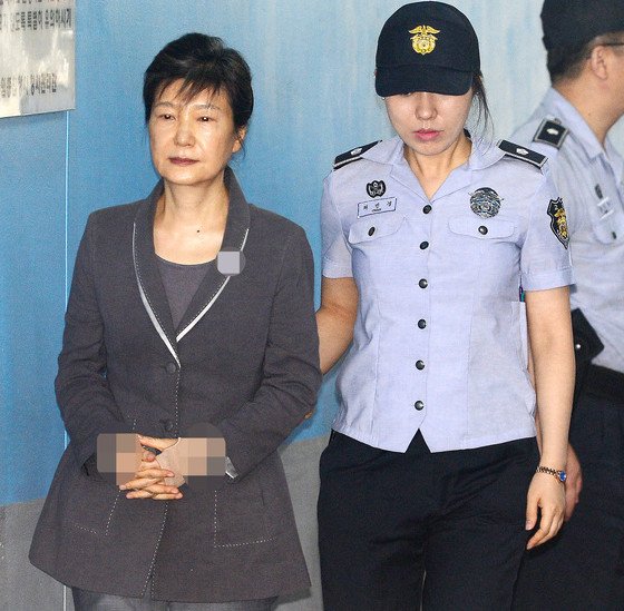 Park Geun-hye will be tested for COVID-19. Three people have been diagnosed in the detention center.