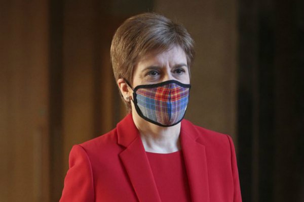 Scotland's Chief Minister was caught in a bar without a mask in violation of epidemic prevention regulations.